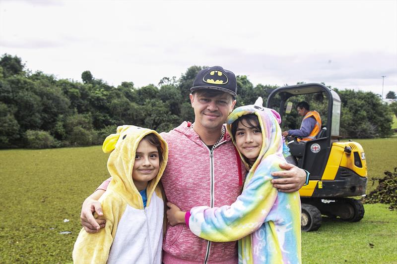 Revitalização do Parque Guairacá, no Fazendinha. Na imagem: O bartender Juan Hess e os filhos, Raziel, de 13 anos, e Ana, de 10. Curitiba, 10/04/2023