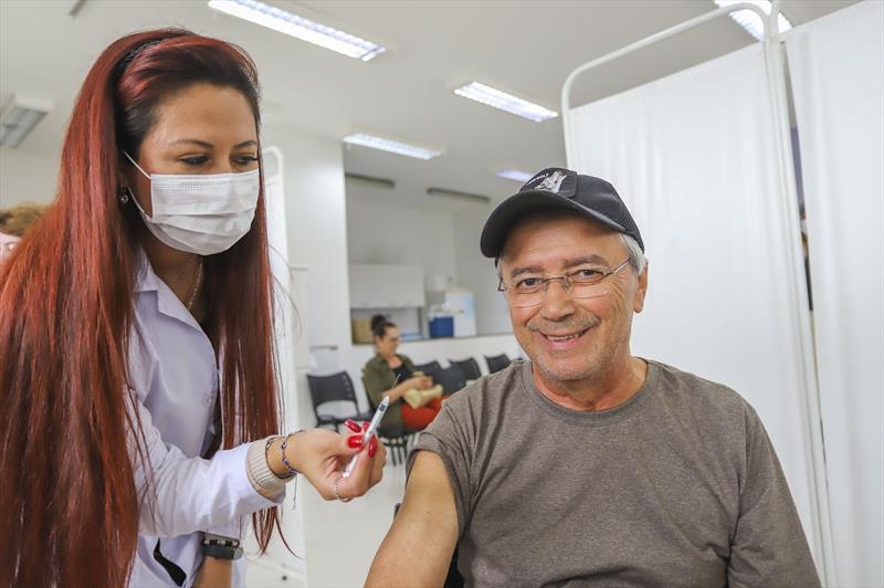 Aplicações da vacina da gripe e bivalente da covid-19 na Unidade de Saúde Vila Guaira. Na imagem Antonio Castilho, 69 - Curitiba, 10/04/2023 - Foto Daniel Castellano / SMCS