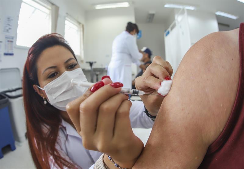 Aplicações da vacina da gripe e bivalente da covid-19 na Unidade de Saúde Vila Guaira - Curitiba, 10/04/2023 - Foto Daniel Castellano / SMCS