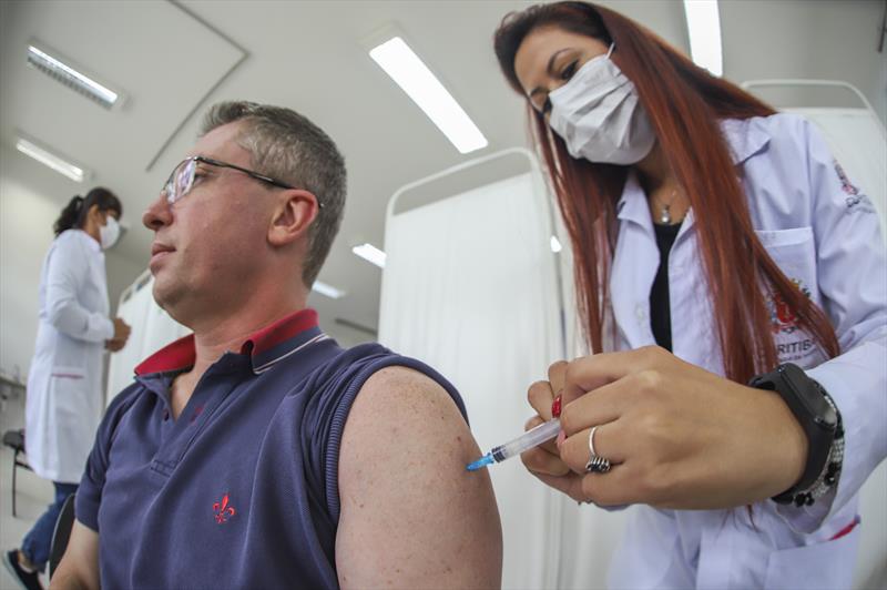 Aplicações da vacina da gripe e bivalente da covid-19 na Unidade de Saúde Vila Guaira. Na imagem Marlon Lesniowski, 44 anos, fotógrafo - Curitiba, 10/04/2023 - Foto Daniel Castellano / SMCS