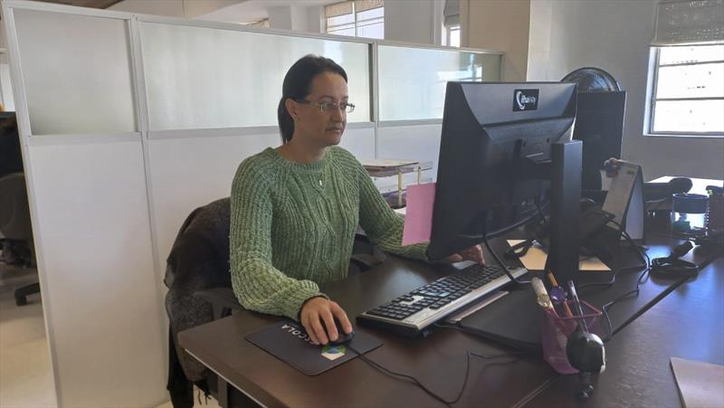 Estão abertas as inscrições para o curso Direitos Humanos na Prática. - Na imagem a servidora Juliana Rech Iung que já concluiu o curso.
Foto: Divulgação