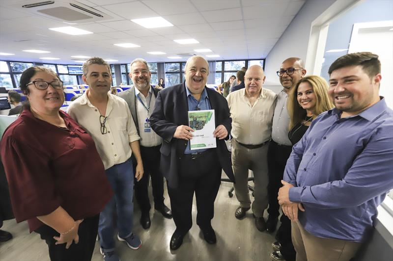 Prefeito Rafael Greca acompanhado do Presidente do ICI, Maurício Gonçalves Pimentel, visita as novas instalações da Central 156 de atendimento e informações ao cidadão, nas dependências do Instituto das Cidades Inteligentes (ICI).
Curitiba, 12/04/2023.
Foto: José Fernando Ogura/SMCS.