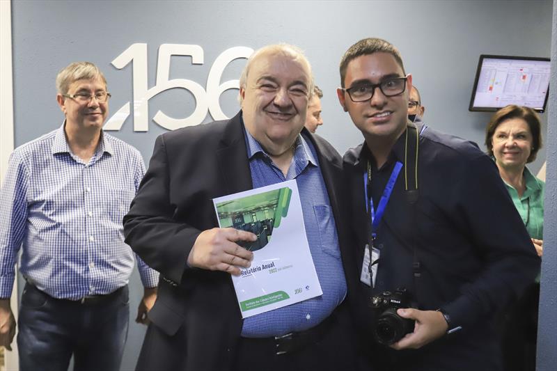 Prefeito Rafael Greca acompanhado do Presidente do ICI, Maurício Gonçalves Pimentel, visita as novas instalações da Central 156 de atendimento e informações ao cidadão, nas dependências do Instituto das Cidades Inteligentes (ICI).
Curitiba, 12/04/2023.
Foto: José Fernando Ogura/SMCS.