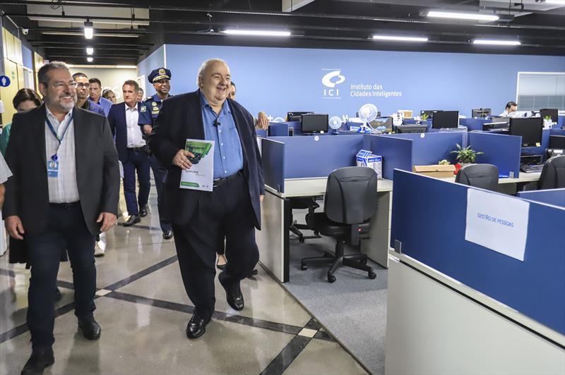 Prefeito Rafael Greca acompanhado do Presidente do ICI, Maurício Gonçalves Pimentel, visita as novas instalações da Central 156 de atendimento e informações ao cidadão, nas dependências do Instituto das Cidades Inteligentes (ICI).
Curitiba, 12/04/2023.
Foto: José Fernando Ogura/SMCS.