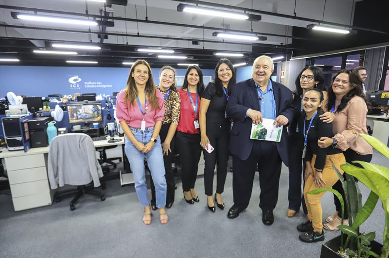 Prefeito Rafael Greca acompanhado do Presidente do ICI, Maurício Gonçalves Pimentel, visita as novas instalações da Central 156 de atendimento e informações ao cidadão, nas dependências do Instituto das Cidades Inteligentes (ICI).
Curitiba, 12/04/2023.
Foto: José Fernando Ogura/SMCS.