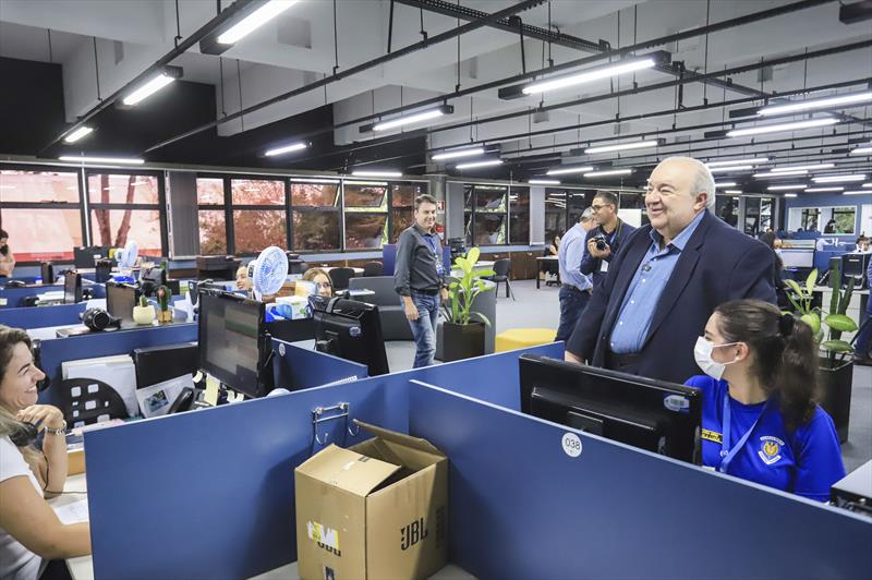 Prefeito Rafael Greca acompanhado do Presidente do ICI, Maurício Gonçalves Pimentel, visita as novas instalações da Central 156 de atendimento e informações ao cidadão, nas dependências do Instituto das Cidades Inteligentes (ICI).
Curitiba, 12/04/2023.
Foto: José Fernando Ogura/SMCS.