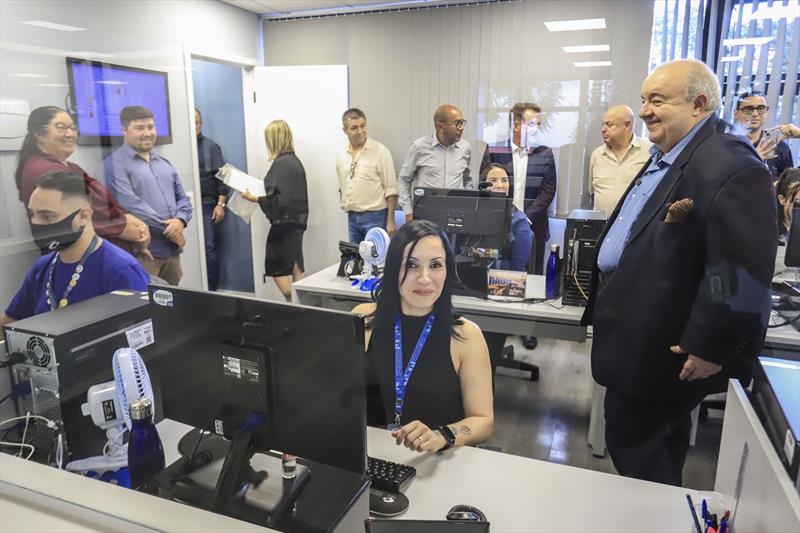 Prefeito Rafael Greca acompanhado do Presidente do ICI, Maurício Gonçalves Pimentel, visita as novas instalações da Central 156 de atendimento e informações ao cidadão, nas dependências do Instituto das Cidades Inteligentes (ICI).
Curitiba, 12/04/2023.
Foto: José Fernando Ogura/SMCS.