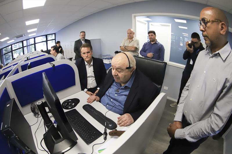 Prefeito Rafael Greca acompanhado do Presidente do ICI, Maurício Gonçalves Pimentel, visita as novas instalações da Central 156 de atendimento e informações ao cidadão, nas dependências do Instituto das Cidades Inteligentes (ICI).
Curitiba, 12/04/2023.
Foto: José Fernando Ogura/SMCS.