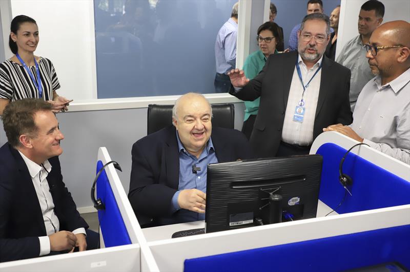 Prefeito Rafael Greca acompanhado do Presidente do ICI, Maurício Gonçalves Pimentel, visita as novas instalações da Central 156 de atendimento e informações ao cidadão, nas dependências do Instituto das Cidades Inteligentes (ICI).
Curitiba, 12/04/2023.
Foto: José Fernando Ogura/SMCS.