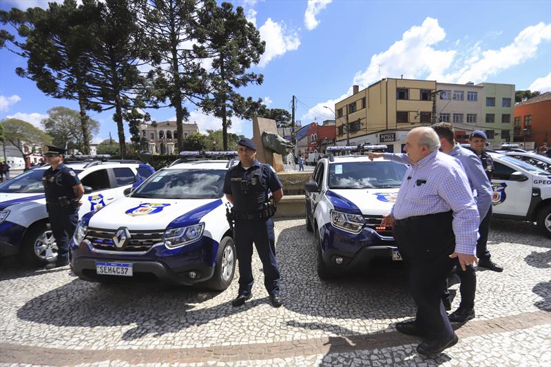 Prefeito Rafael Greca entrega novas viaturas para a Guarda Municipal de Curitiba.
Curitiba, 13/04/2023.
Foto: José Fernando Ogura/SMCS.