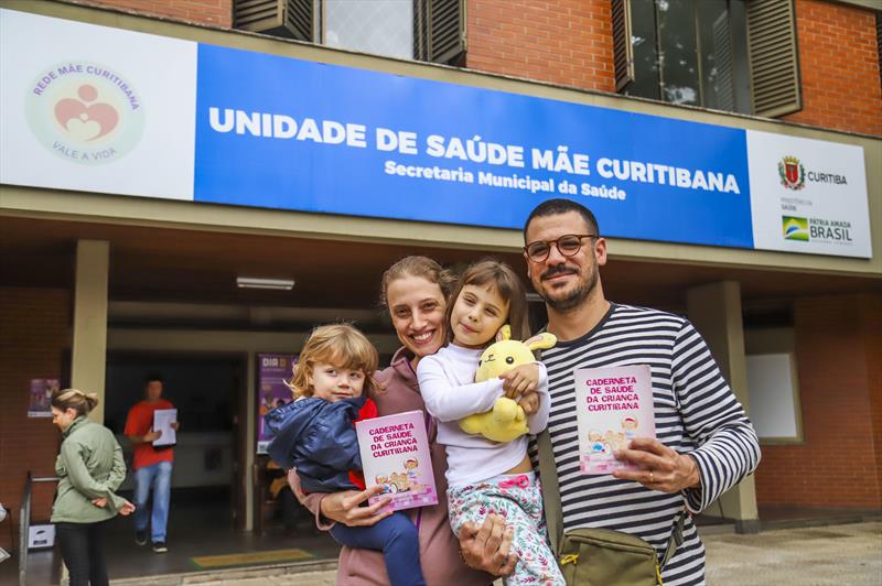 Dia D da vacinação na Unidade de Saúde Mãe Curitibana. Na imagem Camile Cassou e o esposo, Felipe de Paulo Ramos, 39 anos, levaram as filhas Julia, de 1 anos e 7 meses, Maria Tereza, de 5 anos   - Curitiba, 15/04/2023 - Foto: Daniel Castellano / SMCS