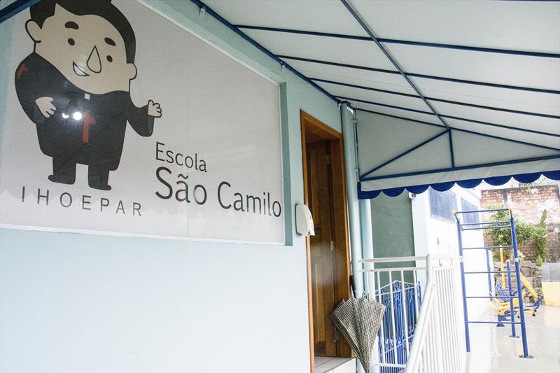 Família Folhas faz apresentação para pessoas especiais da Escola São Camilo, no Santa Cândida. 
Curitiba 18/04/2023
Foto: Levy Ferreira/SMCS
