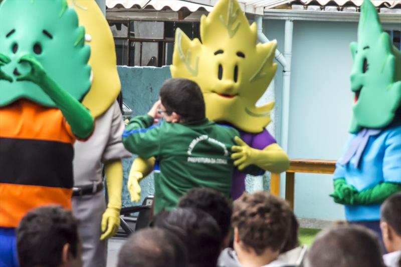 Família Folhas faz apresentação para pessoas especiais da Escola São Camilo, no Santa Cândida. 
Curitiba 18/04/2023
Foto: Levy Ferreira/SMCS
