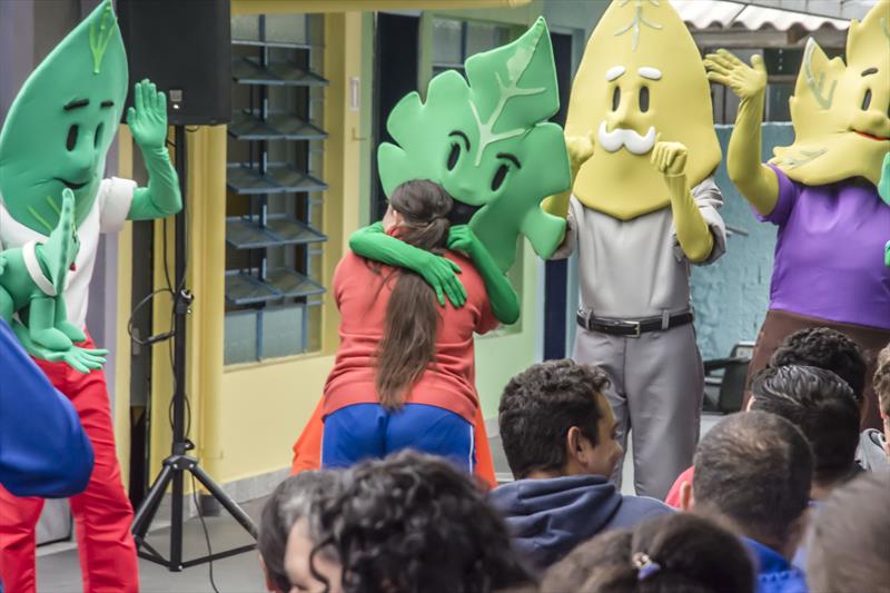 Família Folhas faz apresentação para pessoas especiais da Escola São Camilo, no Santa Cândida. 
Curitiba 18/04/2023
Foto: Levy Ferreira/SMCS
