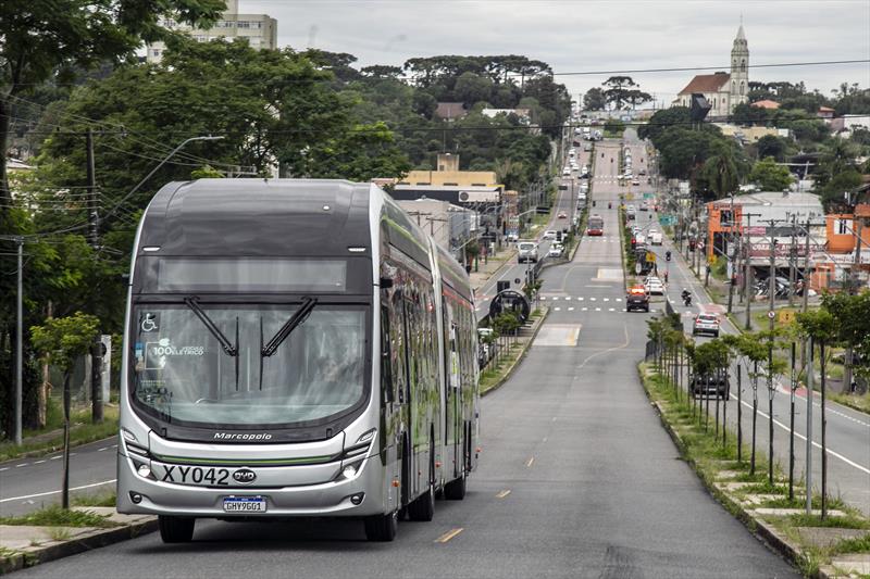 Motoristas passam por treinamento para dirigir o ônibus articulado elétrico da chinesa BYD. Curitiba, 25/04/2023. Foto: Ricardo Marajó/SMCS