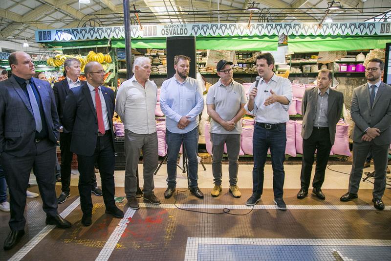 Prefeito em exercício, Eduardo Pimentel, com os secretários de Segurança Alimentar, Luiz Dâmaso Gusi, e de Obras, Rodrigo Rodrigues, e vereadores, assina autorização para o início das obras do programa Caminhar Melhor no entorno do Mercado Municipal. Curitiba, 26/04/2023. Foto: Pedro Ribas/SMCS