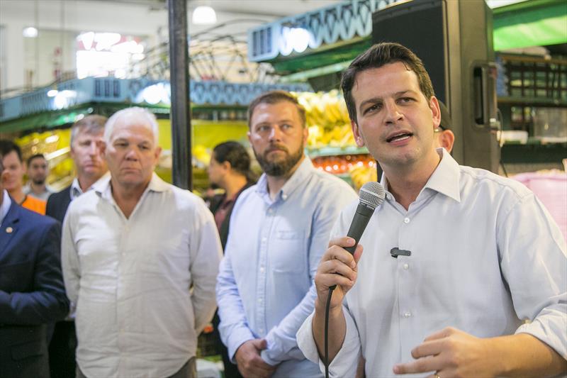 Prefeito em exercício, Eduardo Pimentel, com os secretários de Segurança Alimentar, Luiz Dâmaso Gusi, e de Obras, Rodrigo Rodrigues, e vereadores, assina autorização para o início das obras do programa Caminhar Melhor no entorno do Mercado Municipal. Curitiba, 26/04/2023. Foto: Pedro Ribas/SMCS