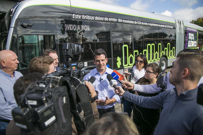 Prefeito em exercício, Eduardo Pimentel, conhece o ônibus elétrico da empresa chinesa BYD, que começa os testes na cidade. Curitiba, 27/04/2023. Foto: Pedro Ribas/SMCS