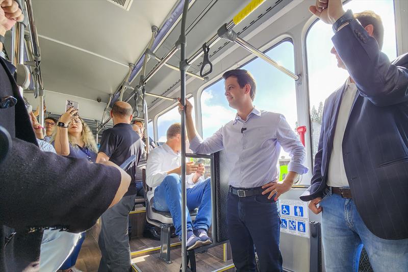 Prefeito em exercício, Eduardo Pimentel, conhece o ônibus elétrico da empresa chinesa BYD, que começa os testes na cidade. Curitiba, 27/04/2023. Foto: Pedro Ribas/SMCS