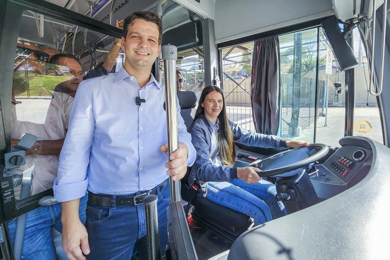 Prefeito em exercício, Eduardo Pimentel, conhece o ônibus elétrico da empresa chinesa BYD, que começa os testes na cidade. Curitiba, 27/04/2023. Foto: Pedro Ribas/SMCS