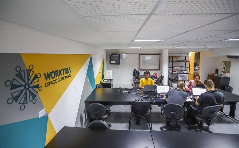 Para startups e outras instituições em fase inicial, a prefeitura oferece, ainda três sedes do Worktiba, primeiro espaço de coworking público do Brasil, que já beneficiaram 266 empresas. 
Foto: Daniel Castellano / SMCS