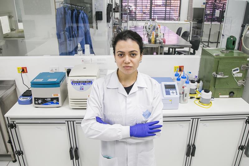 Mayla Sabrina Baladelli Mercurio, gerente de laboratório da Imunova. Curitiba, 05/04/2023. Foto: Pedro Ribas/SMCS