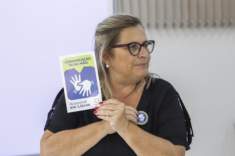 Projeto vai ampliar acessibilidade de pessoas surdas aos serviços da Prefeitura. Na imagem, Denise Moraes, diretora do Departamento dos Direitos da Pessoa com Deficiência. Curitiba, 28/04/2023. Foto: Hully Paiva/SMCS