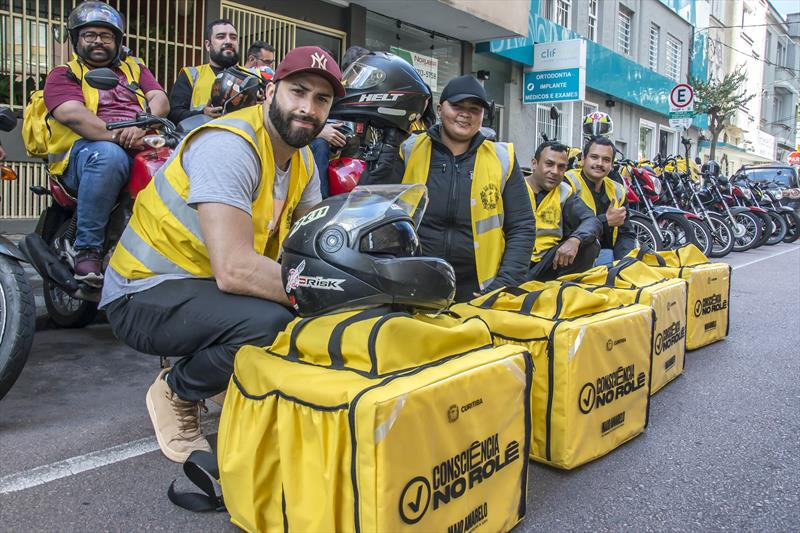 Maio Amarelo em Curitiba reúne ações para empresas de entregas e motociclistas, principais vítimas do trânsito.
Curitiba 24/04/2023.
Foto: Levy Ferreira/SMCS