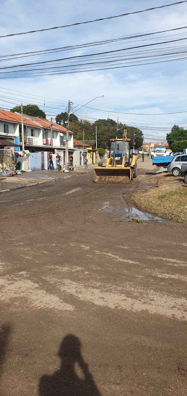 Equipes da Regional Boqueirão trabalham na manhã desta sexta-feira (5/5) na limpeza dos locais atingidos pela forte chuva da noite de quinta-feira (4/5). 
- Imagens, Rua Leópolis esquina com Itapejara do Oeste, Vila Nova - Alto Boqueirão.
Foto: Divulgação
