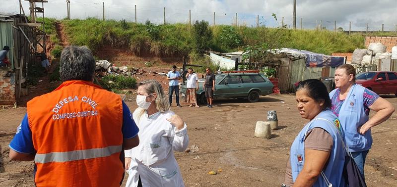 Equipes da Regional Boqueirão trabalham na manhã desta sexta-feira (5/5) na limpeza dos locais atingidos pela forte chuva da noite de quinta-feira (4/5).
Foto: Divulgação