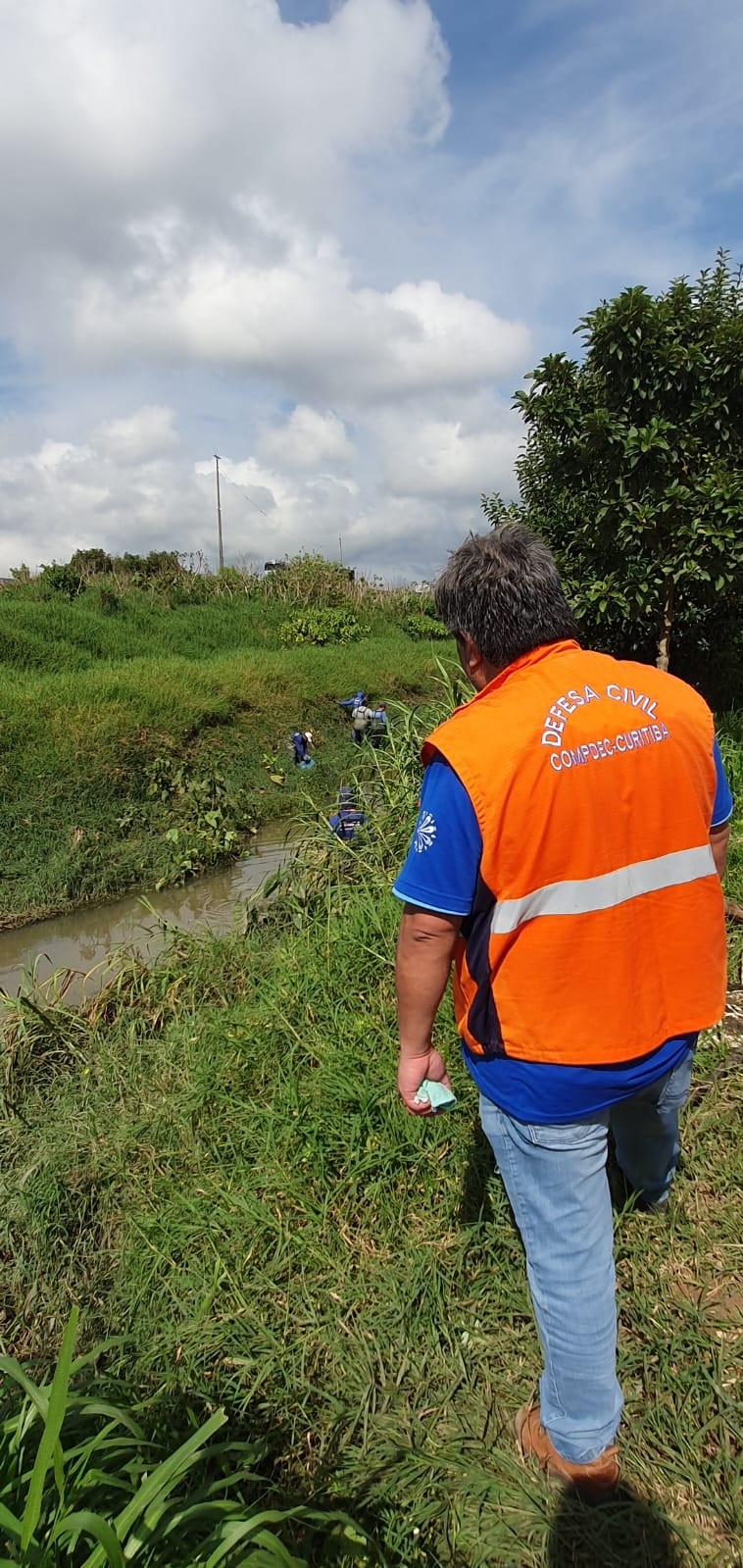 Equipes da Regional Boqueirão trabalham na manhã desta sexta-feira (5/5) na limpeza dos locais atingidos pela forte chuva da noite de quinta-feira (4/5).
Foto: Divulgação