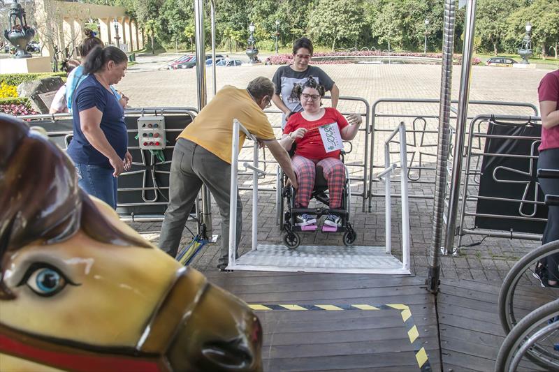 22 crianças com paralisia infantil, todos cadeirantes, passeiam e brincar no carrossel do Parque Tanguá. 
Curitiba 05/05/2023
Foto: Levy Ferreira/SMCS
