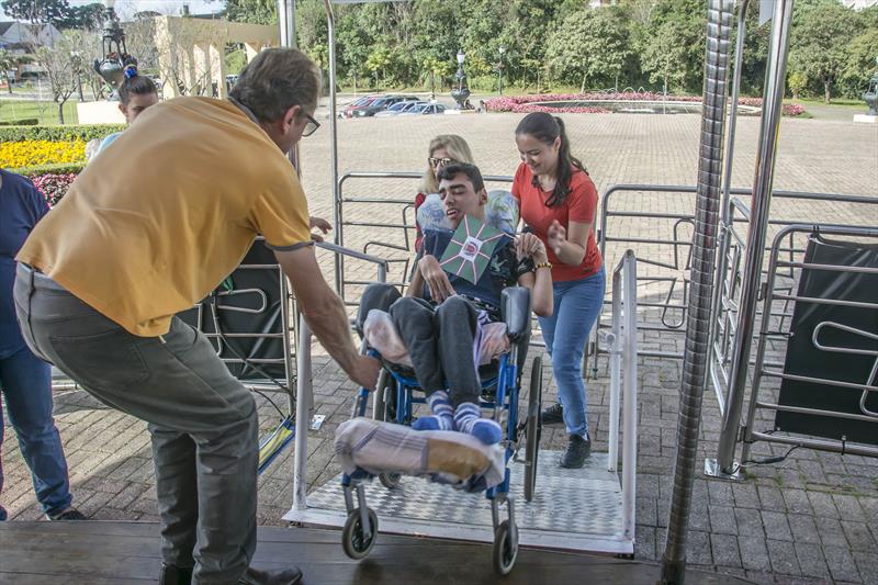 22 crianças com paralisia infantil, todos cadeirantes, passeiam e brincar no carrossel do Parque Tanguá. 
Curitiba 05/05/2023
Foto: Levy Ferreira/SMCS
