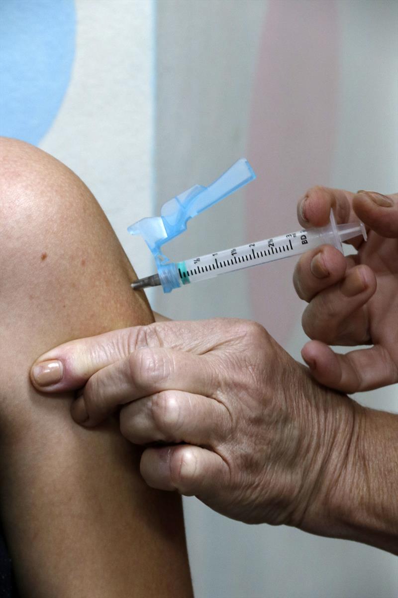 Curitibanos de 30 e 39 anos já podem receber as vacinas anticovid bivalente e contra a gripe.
Foto: Lucilia Guimarães/SMCS