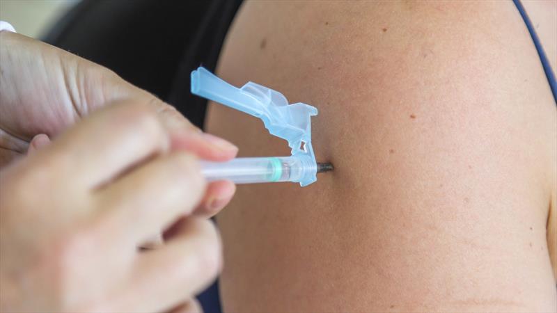 Curitibanos de 30 e 39 anos já podem receber as vacinas anticovid bivalente e contra a gripe. Foto: Daniel Castellano / SMCS