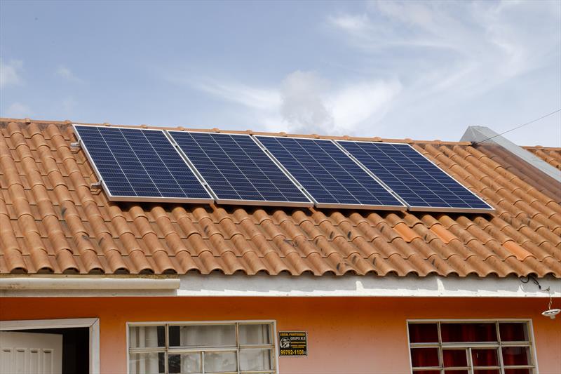 Instalação de painéis solares do Programa Cohab Solar, no conjunto Bela Vista da Ordem, no Tatuquara.. 
Curitiba, 09/11/2022.
Foto: Rafael Silva / Cohab
