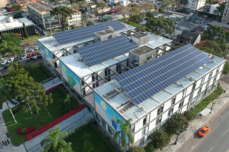Painéis fotovoltaicos instalados no teto da Prefeitura.
Foto: Luiz Costa /SMCS