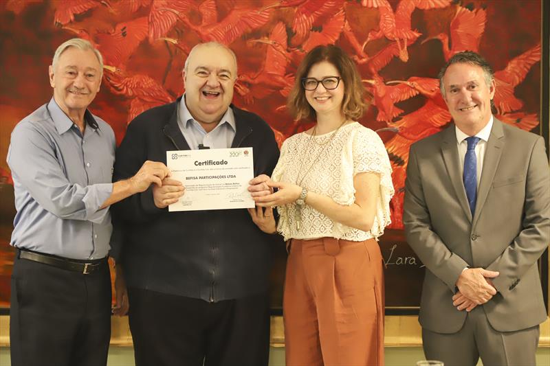 Prefeito Rafael Greca, acompanhado do Presidente da Curitiba S/A, Marcelo Linhares Frehse, entrega Certificados de regularização de terrenos para empresas da CIC, nos 50 anos da criação da Cidade Industrial de Curitiba.
Curitiba, 09/05/2023.
Foto: José Fernando Ogura/SMCS.