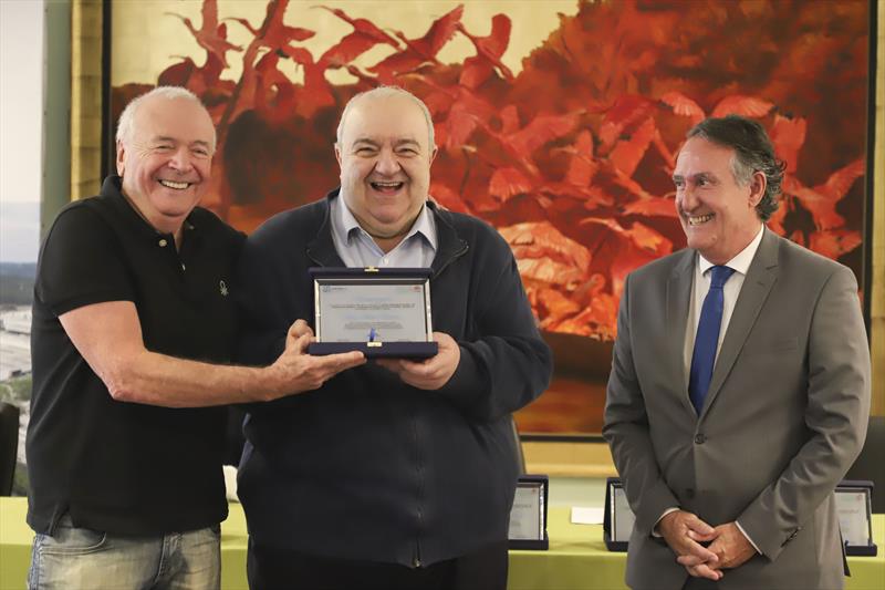 Prefeito Rafael Greca, acompanhado do Presidente da Curitiba S/A, Marcelo Linhares Frehse, homenageia os servidores mais antigos da Curitiba S/A, nos 50 anos da criação da Cidade Industrial de Curitiba.
Curitiba, 09/05/2023.
Foto: José Fernando Ogura/SMCS.