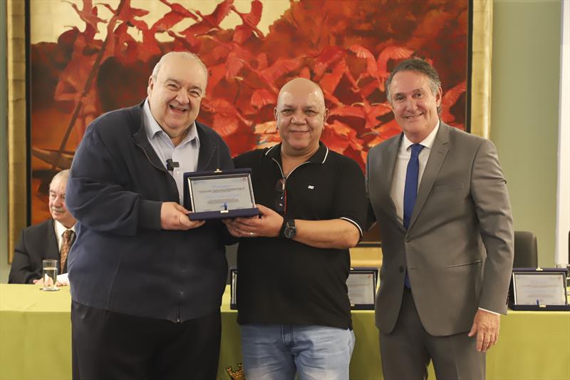 Prefeito Rafael Greca, acompanhado do Presidente da Curitiba S/A, Marcelo Linhares Frehse, homenageia os servidores mais antigos da Curitiba S/A, nos 50 anos da criação da Cidade Industrial de Curitiba.
Curitiba, 09/05/2023.
Foto: José Fernando Ogura/SMCS.