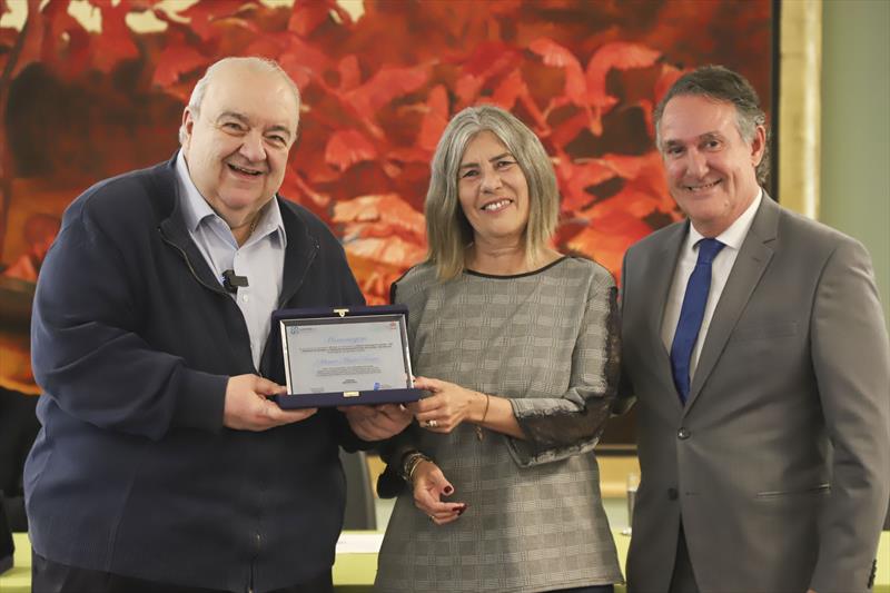 Prefeito Rafael Greca, acompanhado do Presidente da Curitiba S/A, Marcelo Linhares Frehse, homenageia os servidores mais antigos da Curitiba S/A, nos 50 anos da criação da Cidade Industrial de Curitiba.
Curitiba, 09/05/2023.
Foto: José Fernando Ogura/SMCS.