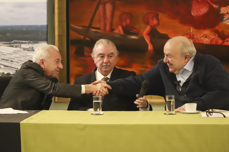 Prefeito Rafael Greca entrega Certificados de regularização de terrenos para empresas da CIC e homenageia os servidores mais antigos da Curitiba S/A, nos 50 anos da criação da Cidade Industrial de Curitiba.
Na imagem, o Presidente da AECIC, Alaídes Francisco de Oliveira.
Curitiba, 09/05/2023.
Foto: José Fernando Ogura/SMCS.