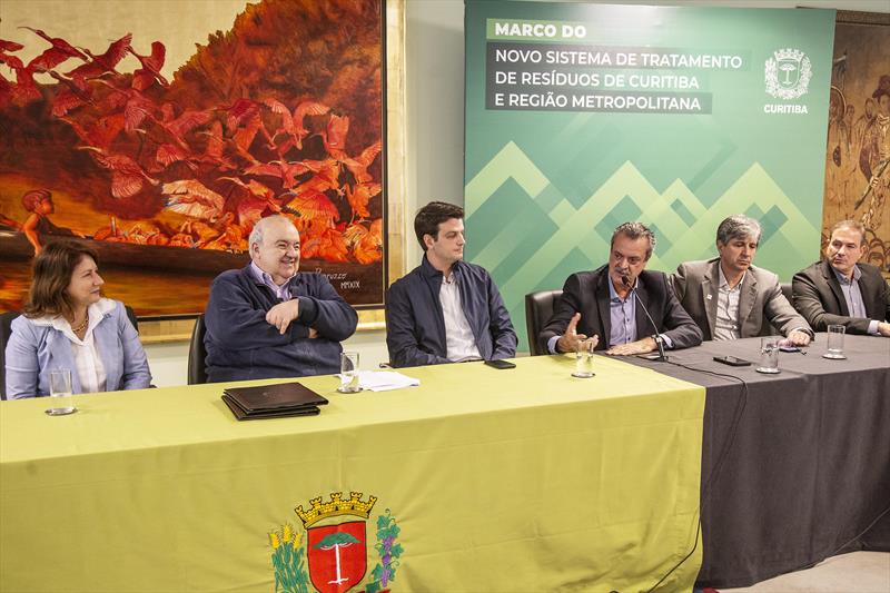 Prefeito Rafael Greca, acompanhado do Vice-Prefeito Eduardo Pimentel e da Secretária do Meio Ambiente, Marilza do Carmo Oliveira Dias, preside assembleia do Conresol, assina acordo com ABCP e protocolo com Compagas. Na imagem: Everton Souza, presidente do IAT.  Curitiba, 10/05/2023. Foto: Ricardo Marajó/SMCS.