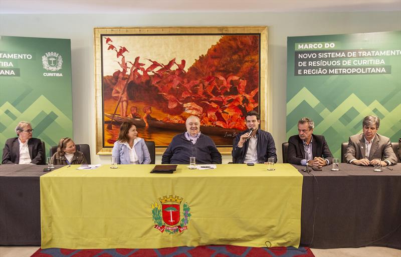 Prefeito Rafael Greca, acompanhado do Vice-Prefeito Eduardo Pimentel e da Secretária do Meio Ambiente, Marilza do Carmo Oliveira Dias, preside assembleia do Conresol, assina acordo com ABCP e protocolo com Compagas. Curitiba, 10/05/2023. Foto: Ricardo Marajó/SMCS.
