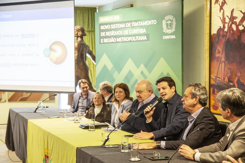 Prefeito Rafael Greca, acompanhado do Vice-Prefeito Eduardo Pimentel e da Secretária do Meio Ambiente, Marilza do Carmo Oliveira Dias, preside assembleia do Conresol, assina acordo com ABCP e protocolo com Compagas. Curitiba, 10/05/2023. Foto: Ricardo Marajó/SMCS.