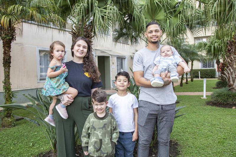 Malu Montingelli, 25 anos, estrategista comercial, CEO e Fundadora da Sales Woman, com seu noivo Wander e seus 4 filhos (Vicenzo, 2 meses, Apolo, 6 anos, Gael, 3 anos e Bianca, 2 anos) . Curitiba, 10/05/2023. Foto: Ricardo Marajó/SMCS.