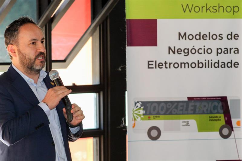 Na abertura do Workshop Modelos de Negócio para Eletromobilidade também foi apresentado o exemplo aplicado em Bogotá, pelo diretor de Mobilidade Urbana do WRI, ex-diretor geral do TransMilênio e ex-secretário de Mobilidade Urbana da cidade colombiana, Felipe Ramírez.
Foto: Fábio Decolin