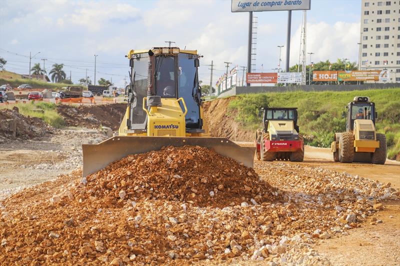 Operários trabalham no trecho em obras da Linha verde Norte na tarde de hoje - Curitiba, 12/05/2023 - Foto: Daniel Castellano / SMCS