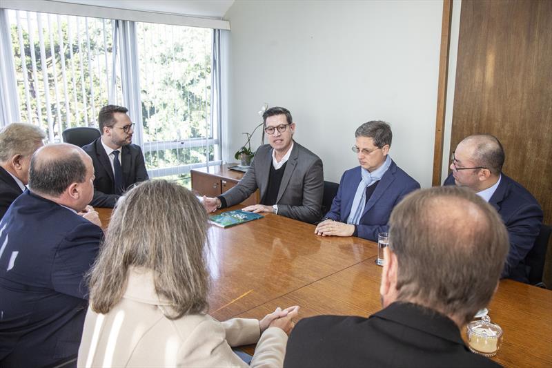 O Secretário da SMF, Cristiano Hotz, junto ao Secretário da SGM e presidente do IPUC, Luiz Fernando Jamur, entregam ao presidente da Câmara Municipal de Curitiba, Marcelo Fachinello, e aos vereadores, a proposta da Lei de Diretrizes Orçamentárias (LDO) de 2024. Curitiba, 15/05/2023. Foto: Ricardo Marajó/SMCS