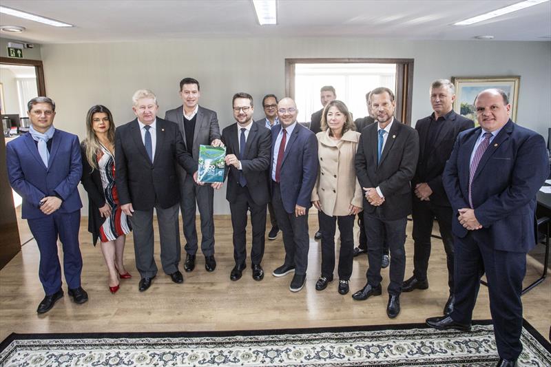 O Secretário da SMF, Cristiano Hotz, junto ao Secretário da SGM e presidente do IPUC, Luiz Fernando Jamur, entregam ao presidente da Câmara Municipal de Curitiba, Marcelo Fachinello, e aos vereadores, a proposta da Lei de Diretrizes Orçamentárias (LDO) de 2024. Curitiba, 15/05/2023. Foto: Ricardo Marajó/SMCS